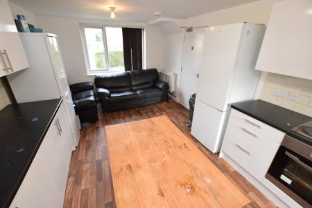 5 bedroom Semi-detached house to let in Friars Avenue, Far Cotton, Northampton, NN4