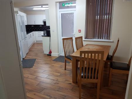 4 bedroom Town house to let in Radford Road, Radford, Nottingham, NG7