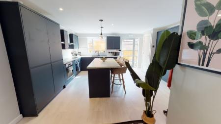 8 bedroom Flat to let in North Sherwood Street, Arboretum, Nottingham, NG1