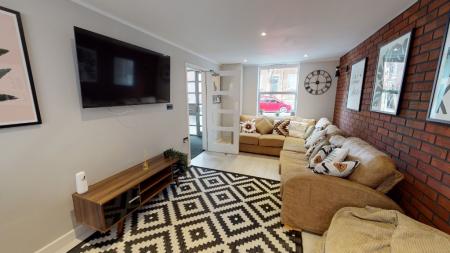 8 bedroom Flat to let in North Sherwood Street, Arboretum, Nottingham, NG1