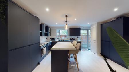 8 bedroom Flat to let in North Sherwood Street, Arboretum, Nottingham, NG1