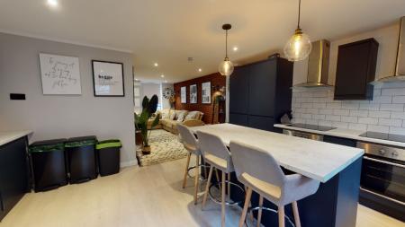 8 bedroom Flat to let in North Sherwood Street, Arboretum, Nottingham, NG1