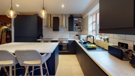 8 bedroom Flat to let in North Sherwood Street, Arboretum, Nottingham, NG1