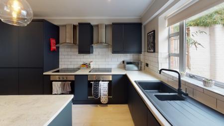 8 bedroom Flat to let in North Sherwood Street, Arboretum, Nottingham, NG1