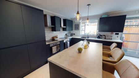 8 bedroom Flat to let in North Sherwood Street, Arboretum, Nottingham, NG1