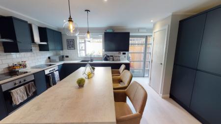 8 bedroom Flat to let in North Sherwood Street, Arboretum, Nottingham, NG1