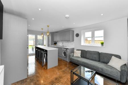 6 bedroom Semi-detached house to let in Marlborough Street, Dunkirk, Nottingham, NG7