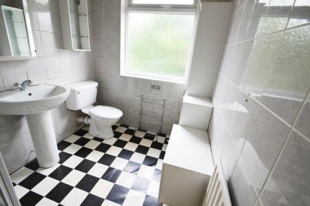 4 bedroom Semi-detached house to let in Beeston Road, Dunkirk, Nottingham, NG7