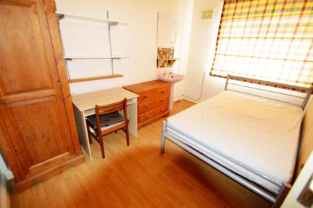 4 bedroom Semi-detached house to let in Beeston Road, Dunkirk, Nottingham, NG7