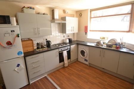 4 bedroom Semi-detached house to let in Beeston Road, Dunkirk, Nottingham, NG7
