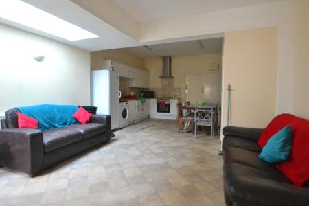 6 bedroom Semi-detached house to let in Castle Boulevard, Nottingham, NG7