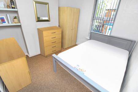 5 bedroom Semi-detached house to let in Derby Grove, Lenton, Nottingham, NG7