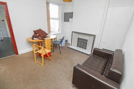 5 bedroom Semi-detached house to let in Derby Grove, Lenton, Nottingham, NG7