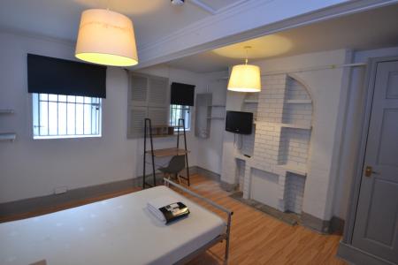 8 bedroom Flat to let in Forest Road East, Arboretum, Nottingham, NG1