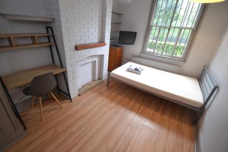 8 bedroom Flat to let in Forest Road East, Arboretum, Nottingham, NG1