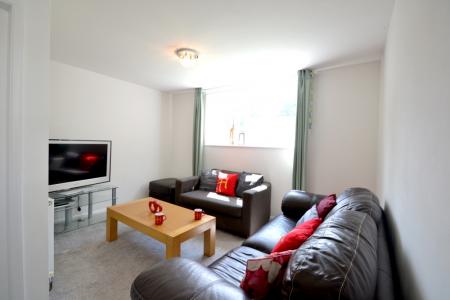 4 bedroom Semi-detached house to let in Letcombe Road, Clifton, Nottingham, NG11
