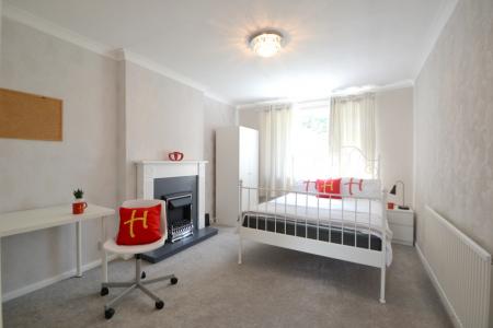 4 bedroom Semi-detached house to let in Letcombe Road, Clifton, Nottingham, NG11