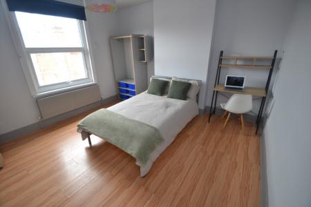 5 bedroom Semi-detached house to let in Shrewsbury Road, Nottingham, NG2