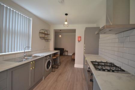 4 bedroom Semi-detached house to let in Thoroton Road, West Bridgford, NG2