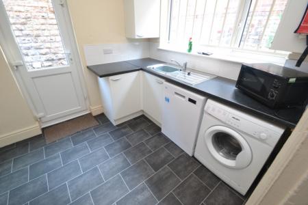 5 bedroom Semi-detached house to let in Derby Grove, Lenton, Nottingham, NG7