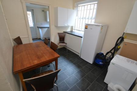 5 bedroom Semi-detached house to let in Derby Grove, Lenton, Nottingham, NG7