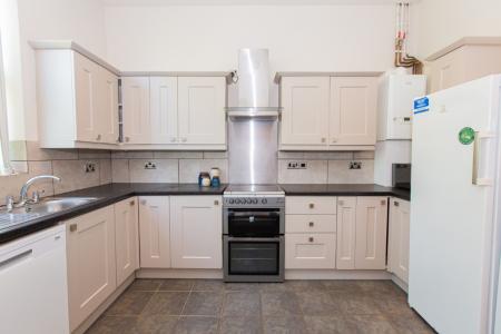 6 bedroom Detached house to let in Elm Tree Avenue, West Bridgford, NG2