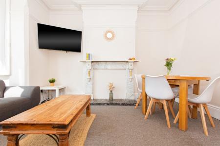 6 bedroom Detached house to let in Elm Tree Avenue, West Bridgford, NG2