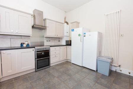 6 bedroom Detached house to let in Elm Tree Avenue, West Bridgford, NG2