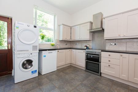 6 bedroom Detached house to let in Elm Tree Avenue, West Bridgford, NG2
