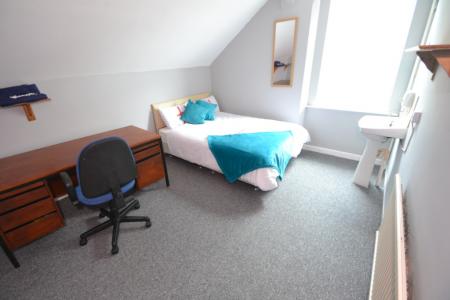 3 bedroom Flat to let in Lenton Boulevard, Lenton, Nottingham, NG7
