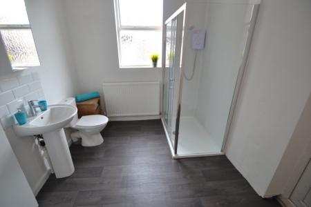 3 bedroom Flat to let in Lenton Boulevard, Lenton, Nottingham, NG7