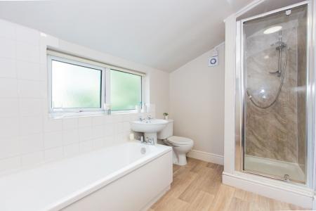 5 bedroom Detached house to let in Charnwood Grove, West Bridgford, NG2