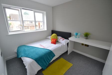 4 bedroom Semi-detached house to let in Heron Drive, Lenton, Nottingham, NG7