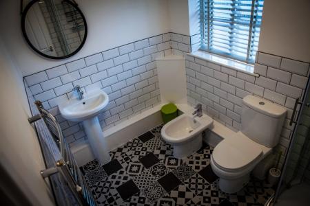 4 bedroom Semi-detached house to let in Heron Drive, Lenton, Nottingham, NG7