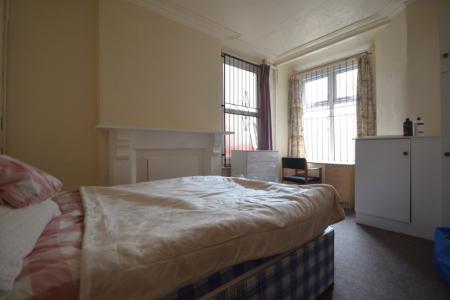 4 bedroom Semi-detached house to let in Derby Grove, Lenton, Nottingham, NG7