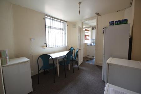 4 bedroom Semi-detached house to let in Derby Grove, Lenton, Nottingham, NG7