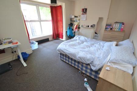 4 bedroom Semi-detached house to let in Derby Grove, Lenton, Nottingham, NG7