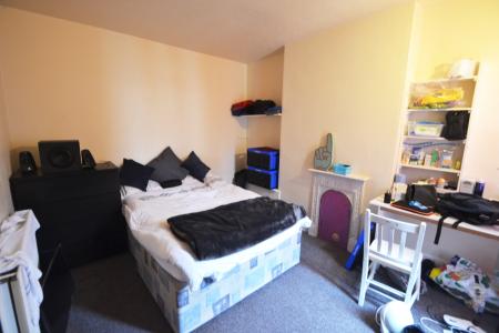 4 bedroom Semi-detached house to let in Derby Grove, Lenton, Nottingham, NG7