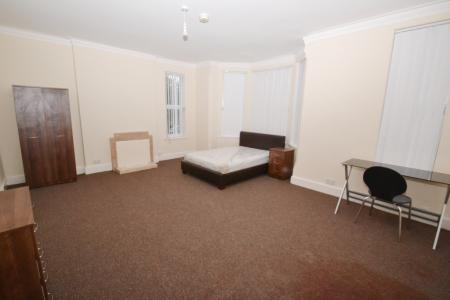 6 bedroom Detached house to let in Henry Road, West Bridgford, NG2