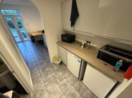 6 bedroom Flat to let in Millicent Road, West Bridgford, NG2