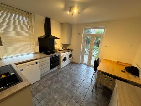 6 bedroom Flat to let in Millicent Road, West Bridgford, NG2