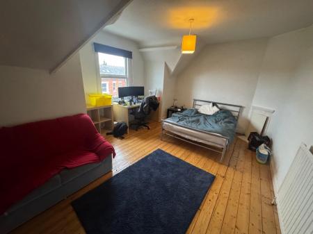 6 bedroom Flat to let in Millicent Road, West Bridgford, NG2