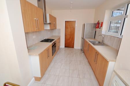 5 bedroom Semi-detached house to let in Albert Grove, Lenton, Nottingham, NG7