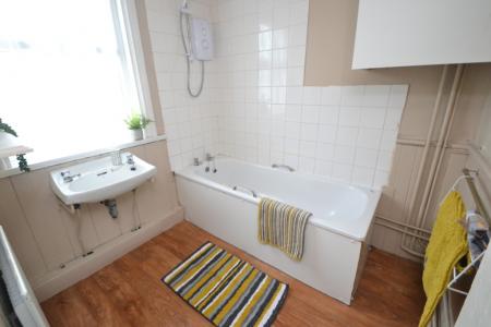 2 bedroom Flat to let in Henry Road, West Bridgford, NG2