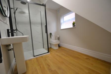 2 bedroom Flat to let in Musters Road, West Bridgford, NG2