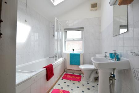 4 bedroom Semi-detached house to let in Bridge Grove, West Bridgford, NG2