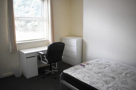 4 bedroom Detached house to let in Beeston Road, Dunkirk, Nottingham, NG7