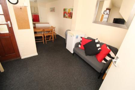 3 bedroom Flat to let in Dunkirk Road (3 Bed), Dunkirk, Nottingham, NG7