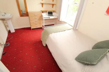 3 bedroom Flat to let in Dunkirk Road (3 Bed), Dunkirk, Nottingham, NG7