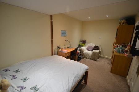 4 bedroom Terraced House to let in Forsythia Gardens, Lenton, Nottingham, NG7